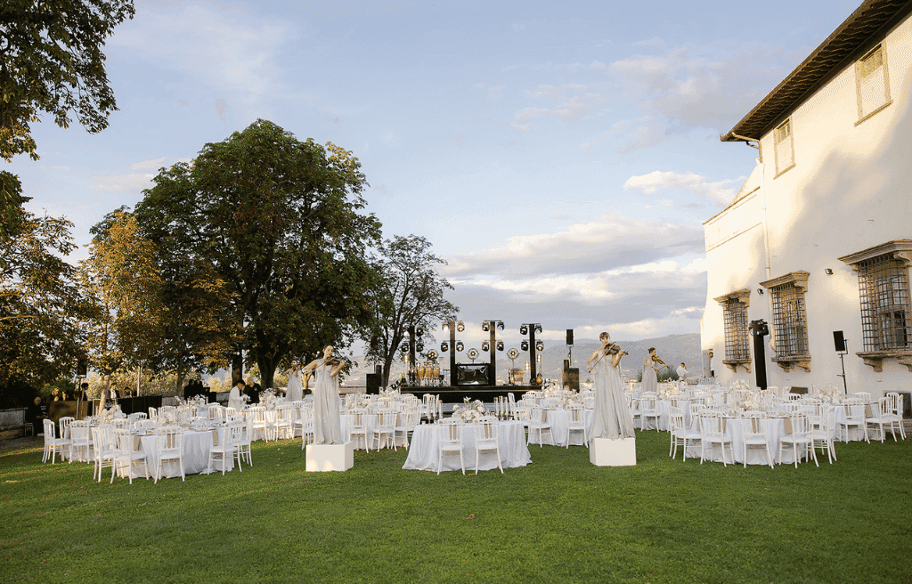 Il fascino di un matrimonio a tema e glamour in Italia