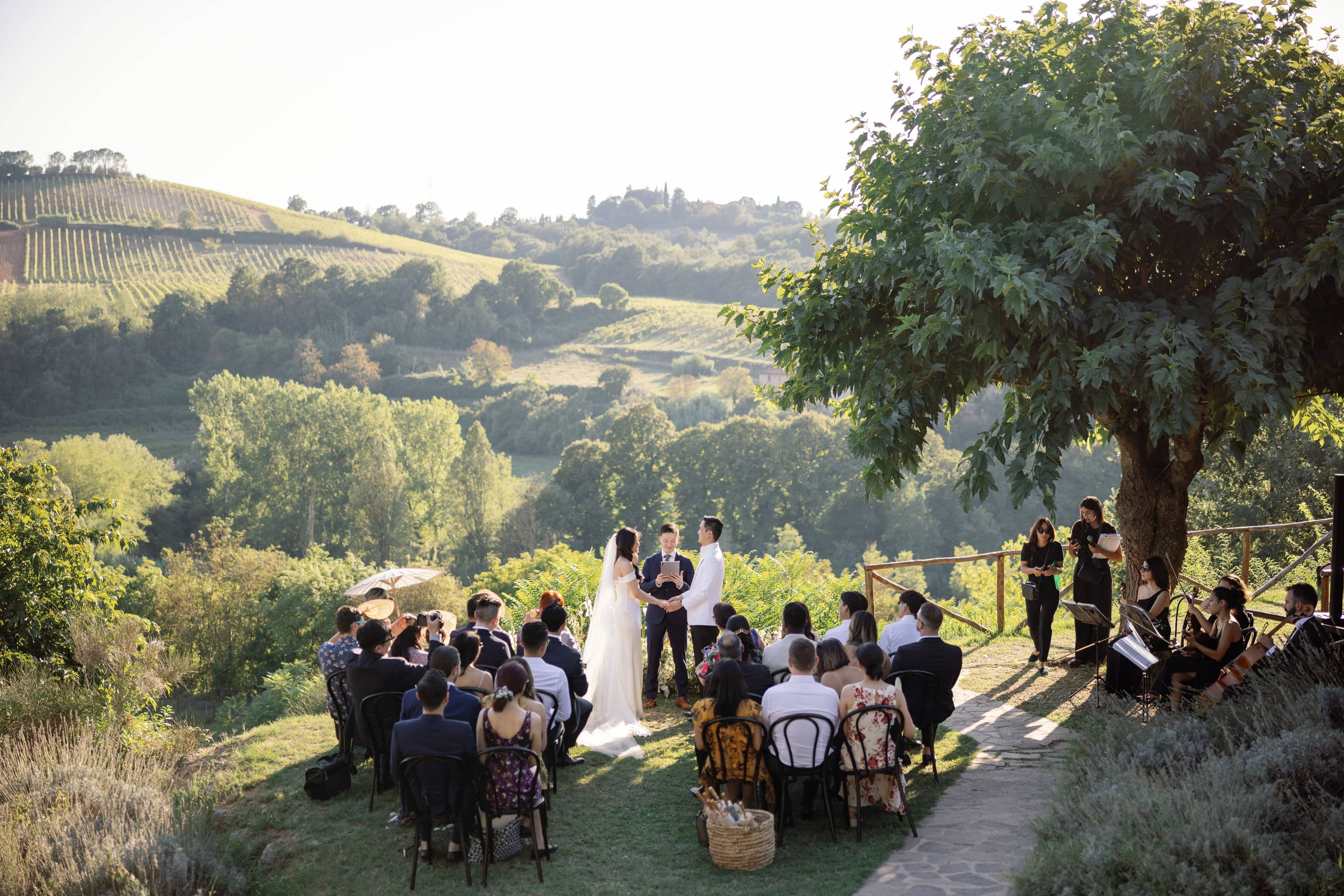 Blanc wedding wedding agency - una cerimonia all'aperto tra le colline toscane